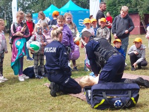 policjanci podczas pokazu pierwszej pomocy z użyciem manekina