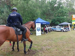 policjanci na koniach, w tle namiot z napisem POLICJA