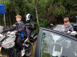 dzieci siedzące na motocyklach policyjnych
