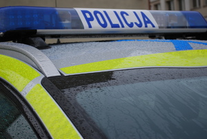 Na zdjęciu belka policyjnego radiowozu z napisem policja.