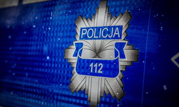 zdjęcie przedstawia znak policyjny w kształcie odznaki-gwiazdy, na którym jest napis policja i nr 112