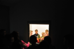 Dzieci stojące po obu stronach lustra weneckiego