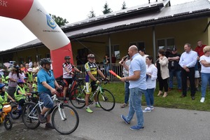 Początek radu małych rowerków i uczestnicy na strcie