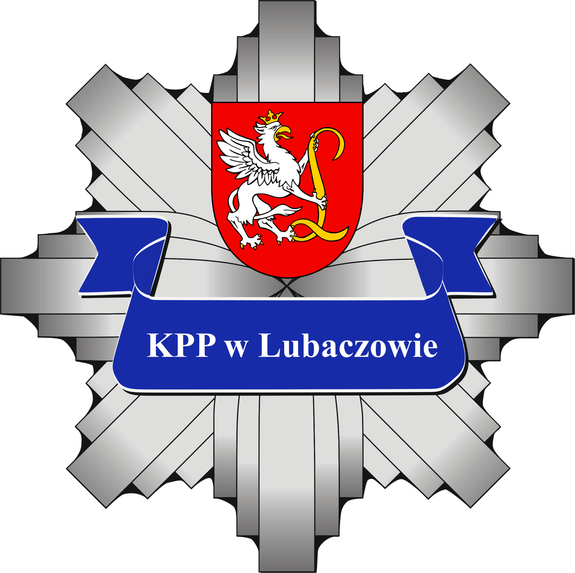 Na zdjęciu logo KPP Lubaczów. Odznaka policyjna w która jest wpisany herb Lubaczowa tj. gryf trzymający w pazurach dużą literę L. Poniżej niebieska szarfa z napisem KPP w Lubaczowie.
