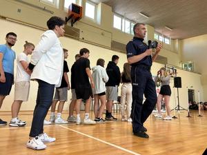 Na zdjęciu pracownik Sanepidu z Brzozowa wraz z I Zastępcą Komendanta Powiatowego Policji w Brzozowie podinsp. Markiem Śliwińskim prowadzącym prelekcje z młodzieżą w Liceum Ogólnokształcącym w Brzozowie.