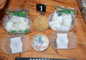 Woreczki strunowe z zawartością białej substancji