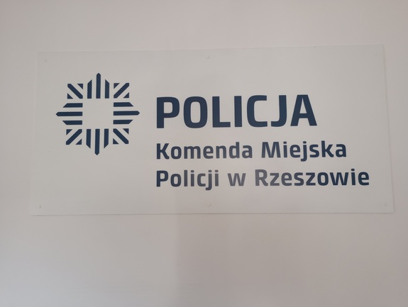 Na zdjęciu logo i napis Komenda Miejska Policji w Rzeszowie.