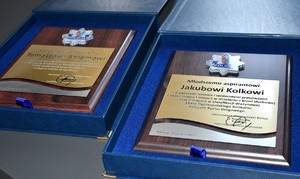 na zdjęciu grawertony