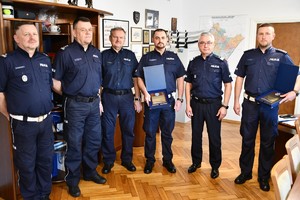 wspólne zdjęcie policjantów, oraz komendantów i naczelnika ruchu drogowego