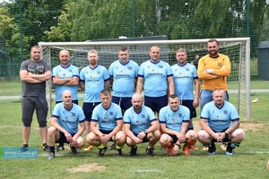 Drużyna zawodników SW pozująca przed bramką do zdjęcia