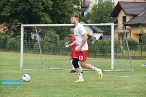 Biegnący z piłka zawodnik IPA Jasło, w tle bramkarz tej drużyny