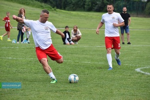 Zawodnik IPA Jasło składający się do strzału. W tle drugi z zawodników tej drużyny