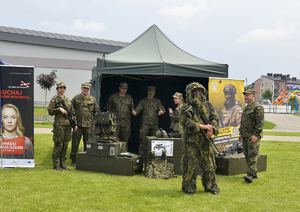 Żołnierze WOT stojący przy stoisku promującym ich służbę