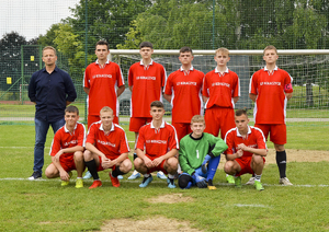 Zawodnicy drużyny LO Kołaczyce pozujący przed bramką