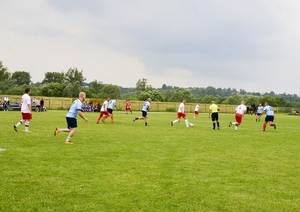 Zawodnicy IPA Jasło oraz SW, biegnący w stronę bramki SW