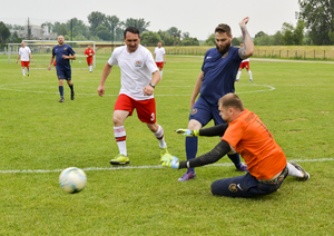 Zawodnik i bramkarz SOK, który broni sytuację sam na sam zawodnika IPA Jasło