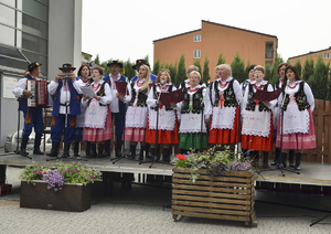 Jeden z zespołów ludowych, ubrany w ludowe stroje i śpiewający na scenie
