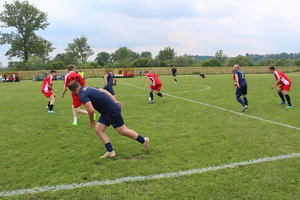 Zawodnicy LO Kołaczyce oraz SOK podczas akcji w środku pola