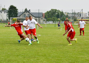 Zawodnicy IPA Jasło oraz LO Kołaczyce walczący o piłkę w środku pola
