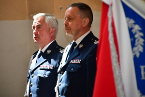 Policjanci i zaproszeni goście podczas uroczystości upamiętnienia gen. Marka Papały przed komisariatem w Pruchniku.