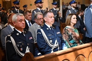 Policjanci i zaproszeni goście podczas uroczystości upamiętnienia gen. Marka Papały przed komisariatem w Pruchniku.