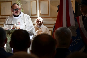 Policjanci i zaproszeni goście podczas uroczystości upamiętnienia gen. Marka Papały przed komisariatem w Pruchniku.