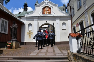 Policjanci i zaproszeni goście podczas uroczystości upamiętnienia gen. Marka Papały przed komisariatem w Pruchniku.