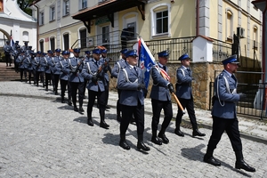 Policjanci i zaproszeni goście podczas uroczystości upamiętnienia gen. Marka Papały przed komisariatem w Pruchniku.