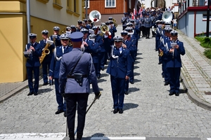 Policjanci i zaproszeni goście podczas uroczystości upamiętnienia gen. Marka Papały przed komisariatem w Pruchniku.