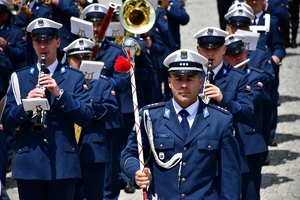 Policjanci i zaproszeni goście podczas uroczystości upamiętnienia gen. Marka Papały przed komisariatem w Pruchniku.