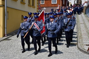 Policjanci i zaproszeni goście podczas uroczystości upamiętnienia gen. Marka Papały przed komisariatem w Pruchniku.