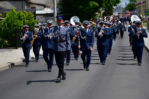 Policjanci i zaproszeni goście podczas uroczystości upamiętnienia gen. Marka Papały przed komisariatem w Pruchniku.
