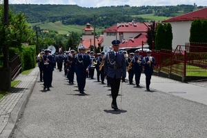 Policjanci i zaproszeni goście podczas uroczystości upamiętnienia gen. Marka Papały przed komisariatem w Pruchniku.