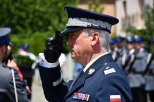 Policjanci i zaproszeni goście podczas uroczystości upamiętnienia gen. Marka Papały przed komisariatem w Pruchniku.