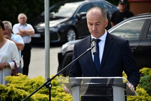 Policjanci i zaproszeni goście podczas uroczystości upamiętnienia gen. Marka Papały przed komisariatem w Pruchniku.