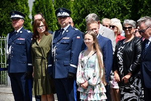 Policjanci i zaproszeni goście podczas uroczystości upamiętnienia gen. Marka Papały przed komisariatem w Pruchniku.