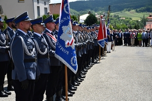 Policjanci i zaproszeni goście podczas uroczystości upamiętnienia gen. Marka Papały przed komisariatem w Pruchniku.