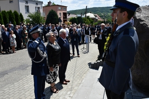 Policjanci i zaproszeni goście podczas uroczystości upamiętnienia gen. Marka Papały przed komisariatem w Pruchniku.