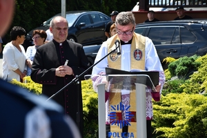 Policjanci i zaproszeni goście podczas uroczystości upamiętnienia gen. Marka Papały przed komisariatem w Pruchniku.