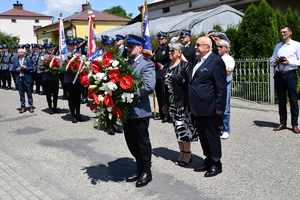 Policjanci i zaproszeni goście podczas uroczystości upamiętnienia gen. Marka Papały przed komisariatem w Pruchniku.