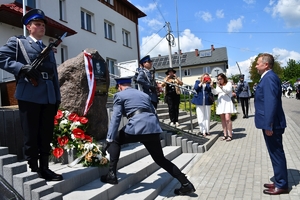 Policjanci i zaproszeni goście podczas uroczystości upamiętnienia gen. Marka Papały przed komisariatem w Pruchniku.