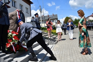 Policjanci i zaproszeni goście podczas uroczystości upamiętnienia gen. Marka Papały przed komisariatem w Pruchniku.