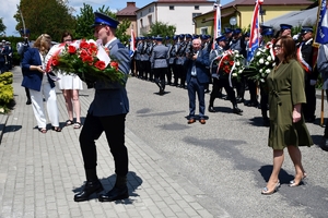 Policjanci i zaproszeni goście podczas uroczystości upamiętnienia gen. Marka Papały przed komisariatem w Pruchniku.