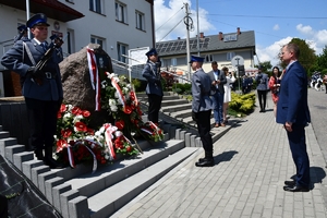Policjanci i zaproszeni goście podczas uroczystości upamiętnienia gen. Marka Papały przed komisariatem w Pruchniku.