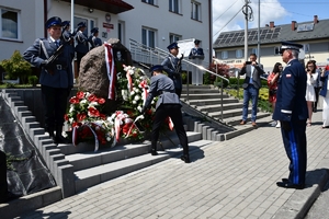 Policjanci i zaproszeni goście podczas uroczystości upamiętnienia gen. Marka Papały przed komisariatem w Pruchniku.