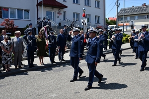 Policjanci i zaproszeni goście podczas uroczystości upamiętnienia gen. Marka Papały przed komisariatem w Pruchniku.