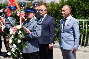 Policjanci i zaproszeni goście podczas uroczystości upamiętnienia gen. Marka Papały przed komisariatem w Pruchniku.