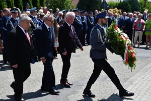Policjanci i zaproszeni goście podczas uroczystości upamiętnienia gen. Marka Papały przed komisariatem w Pruchniku.