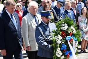 Policjanci i zaproszeni goście podczas uroczystości upamiętnienia gen. Marka Papały przed komisariatem w Pruchniku.