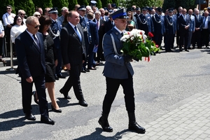 Policjanci i zaproszeni goście podczas uroczystości upamiętnienia gen. Marka Papały przed komisariatem w Pruchniku.